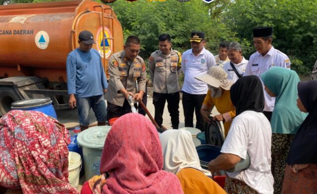Polsek Carenang dan BPBD Salurkan 5.000 Liter Air Bersih untuk Warga Terdampak Kekeringan