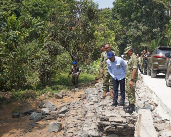 Danrem Dampingi Sekretariat Presiden Tinjau Progres Karya Bhakti TNI di Pandeglang