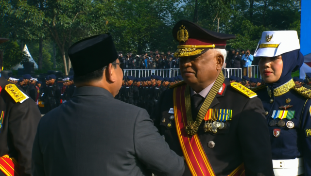 Presiden Prabowo Anugerahkan Bintang Kehormatan kepada Taufikurrahman Ruki pada Hari Bhayangkara ke-80