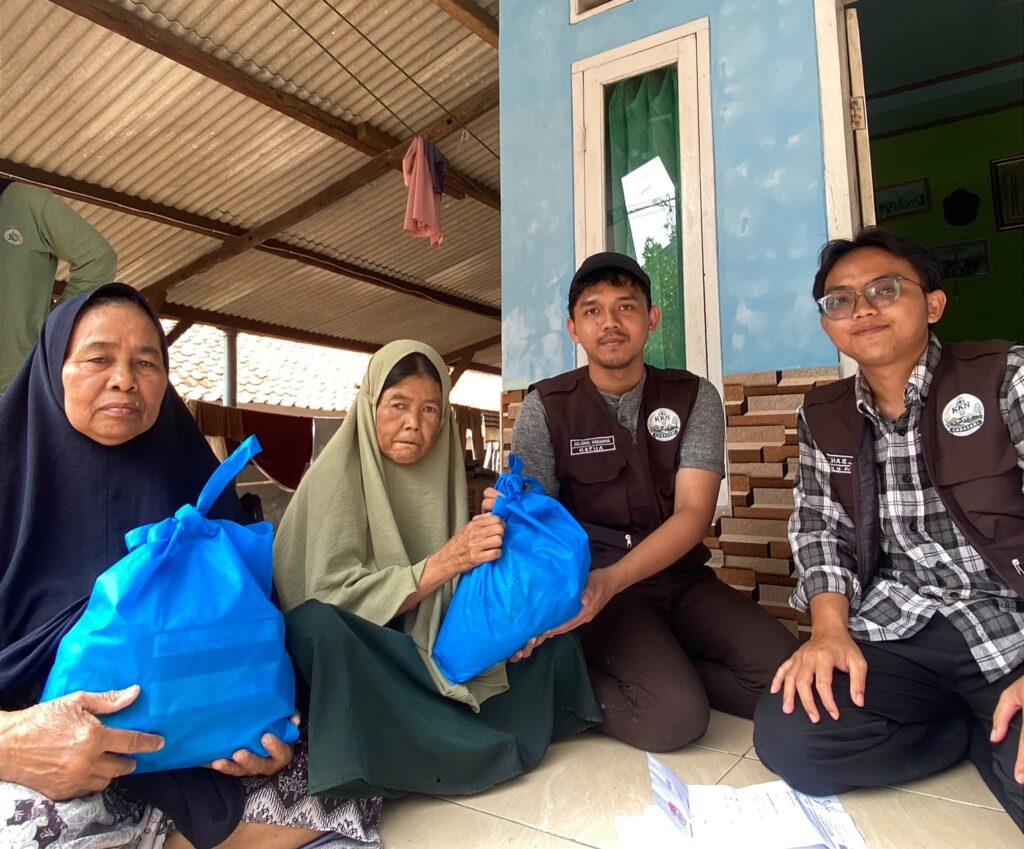Pemuda Berdampak dan Mahasiswa Salurkan Sembako untuk Warga Desa Kaduela Pemuda Berdampak dan Mahasiswa Salurkan Sembako untuk Warga Desa Kaduela
