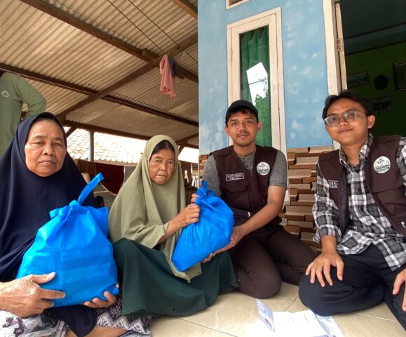 Pemuda Berdampak dan Mahasiswa Salurkan Sembako untuk Warga Desa Kaduela