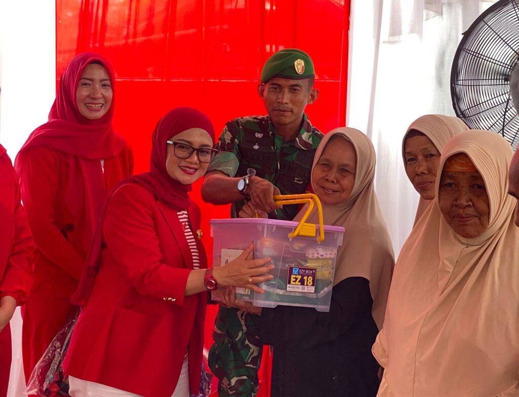 Persit KCK Daerah III/Siliwangi Salurkan Bantuan Sosial di Lokasi Sumur Bor Kodim 0602/Serang Persit KCK Daerah III/Siliwangi Salurkan Bantuan Sosial di Lokasi Sumur Bor Kodim 0602/Serang