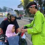 BEMNUS Banten Bagikan Bendera Merah Putih, Ajak Warga Rawat Nasionalisme
