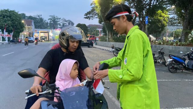 BEMNUS Banten Bagikan Bendera Merah Putih, Ajak Warga Rawat Nasionalisme