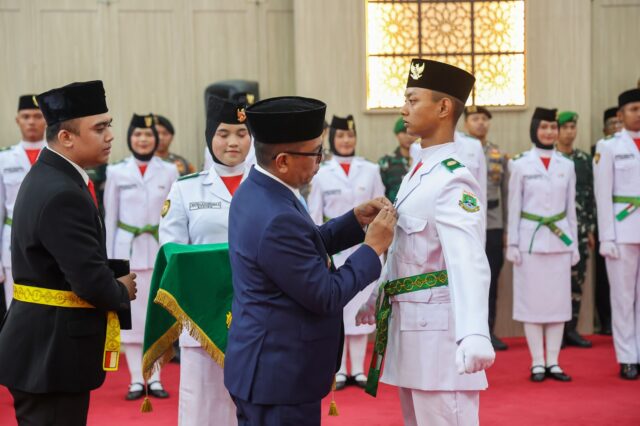 Andra Soni Kukuhkan 50 Anggota Paskibraka Provinsi Banten