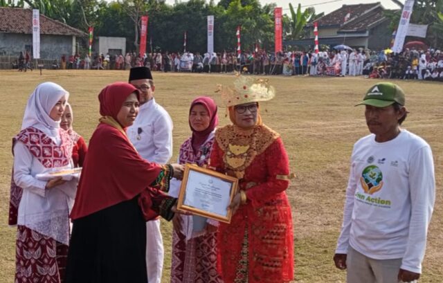 Bendera Merah Putih Berkibar di Bawah Laut Pulau Panjang
