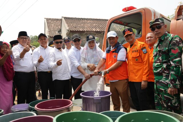 Kekeringan Melanda Tanara, Pemkab Serang Salurkan Air Bersih