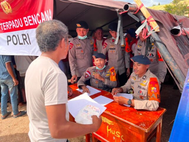 Korbrimob BKO Polda NTT Layani dan Data Bantuan Logistik Korban Gempa di Manggarai‎
