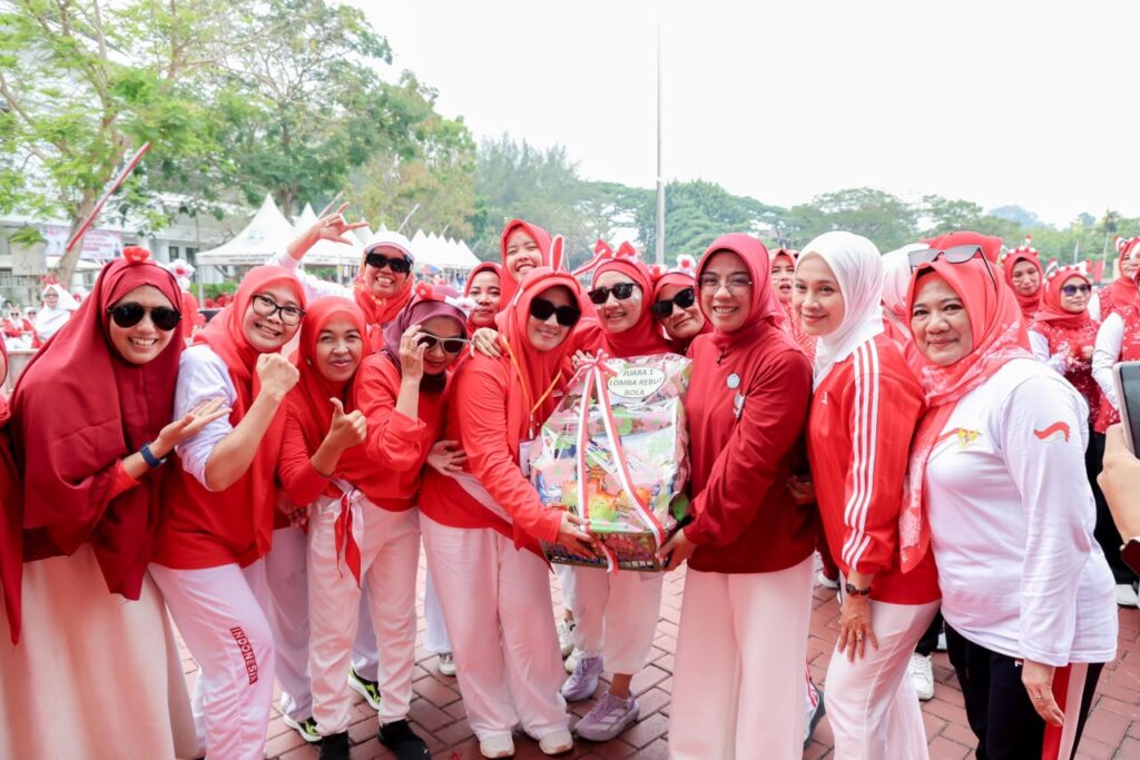 Tinawati Andra Soni Ajak Perempuan Banten Rawat Gotong Royong dari Keluarga Tinawati Andra Soni Ajak Perempuan Banten Rawat Gotong Royong dari Keluarga