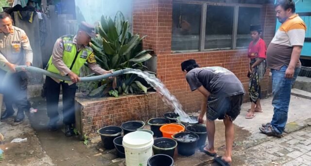 Kemarau, Polres Serang Salurkan 8.000 Liter Air Bersih ke Ponpes Al Hidayah