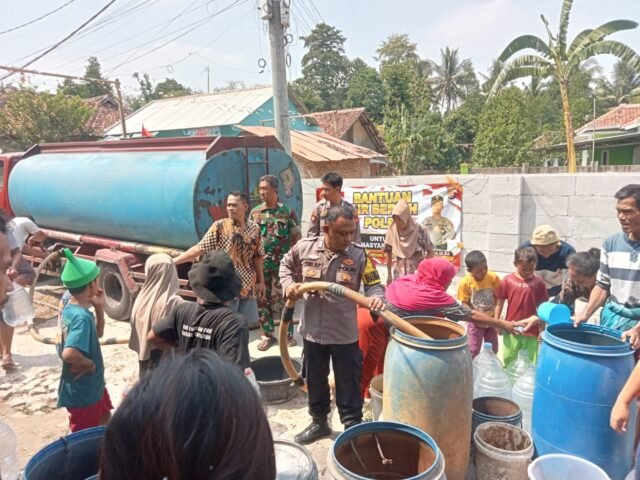 Hadapi Kemarau, SerangTimur dan PT Pinarat Salurkan 16 Ribu Liter Air Bersih ke Warga Ragas