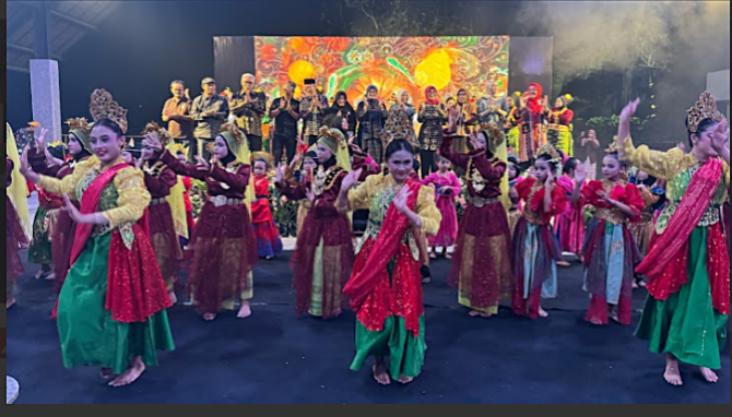Pesona Swarna Nagari Meriahkan Perayaan Kemerdekaan di Aston Serang