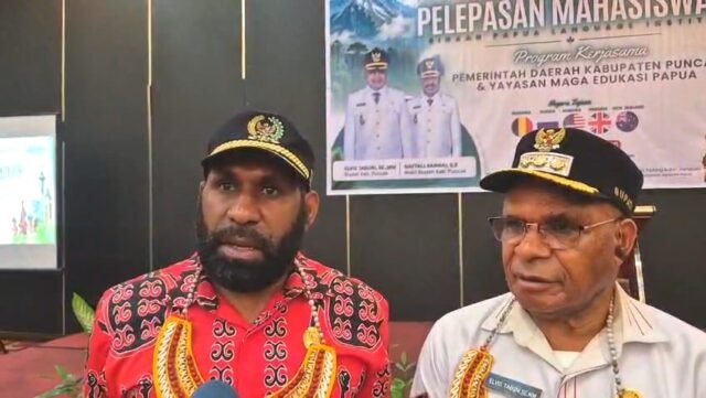 Bupati Puncak Lepas 15 Penerima Beasiswa Puncak Cerdas