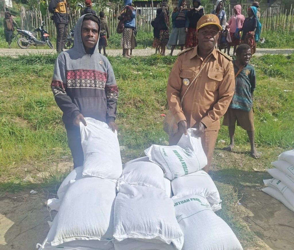 Distrik Topiyai Salurkan 5 Ton Beras Bansos ke 10 Kampung Distrik Topiyai Salurkan 5 Ton Beras Bansos ke 10 Kampung