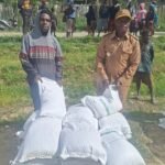 Distrik Topiyai Salurkan 5 Ton Beras Bansos ke 10 Kampung