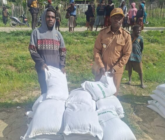 Distrik Topiyai Salurkan 5 Ton Beras Bansos ke 10 Kampung