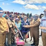 Pemkab Deiyai Salurkan Bansos untuk Lebih dari Seribu Warga Rentan