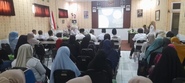 Kapolsek Cikeusal Dorong Sinergi Paraji dan Tenaga Kesehatan