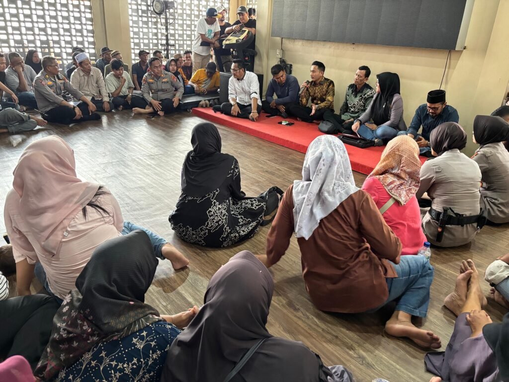 Harapkan Penyelesaian, Puluhan Warga Ikuti Mediasi Musyawarah Kaitan Kasus Emas Mitra Makmur Harapkan Penyelesaian, Puluhan Warga Ikuti Mediasi Musyawarah Kaitan Kasus Emas Mitra Makmur