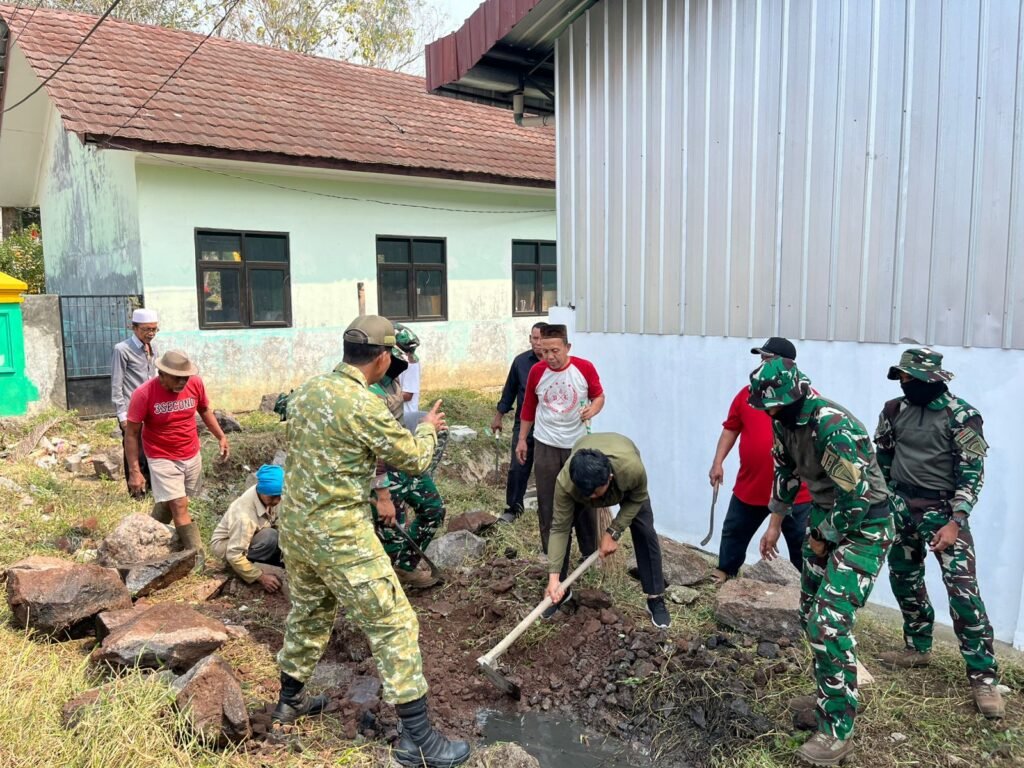 Babinsa Taktakan Bersama Kopassus dan Warga Bersihkan Lingkungan Majalawang