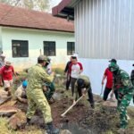 Babinsa Taktakan Bersama Kopassus dan Warga Bersihkan Lingkungan Majalawang
