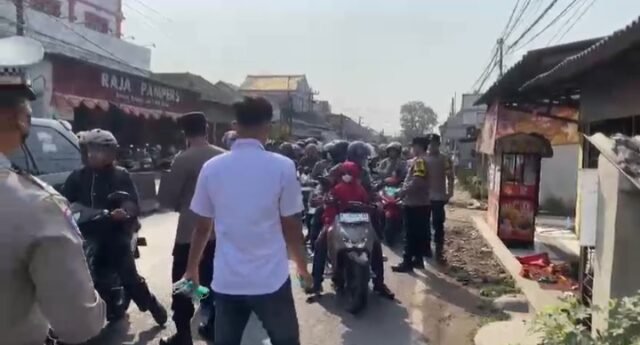Polres Serang Bagikan Masker Antisipasi Abu Vulkanik Anak Krakatau