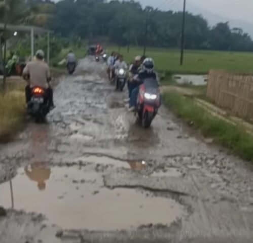 Hampir Dua Dekade Rusak, Jalan Utama Desa Sekong Dikeluhkan Warga