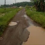Hampir Dua Dekade Rusak, Jalan Utama Desa Sekong Dikeluhkan Warga