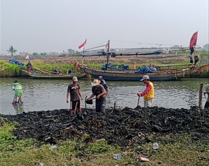 Nelayan Kubang Puji Normalisasi Sungai dengan Cangkul, Pemerintah Dipertanyakan Nelayan Kubang Puji Normalisasi Sungai dengan Cangkul, Pemerintah Dipertanyakan