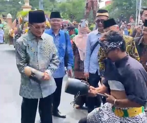 Menag Nasaruddin Umar Menjajal Debus Banten di Pawai Taaruf MTQ Nasional