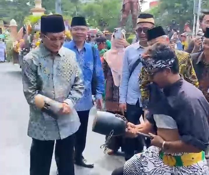Menag Nasaruddin Umar Menjajal Debus Banten di Pawai Taaruf MTQ Nasional