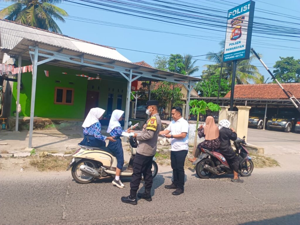 Polsek Pamarayan Bagikan Masker kepada Pengendara di Tengah Jalan Berdebu