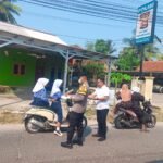 Polsek Pamarayan Bagikan Masker kepada Pengendara di Tengah Jalan Berdebu