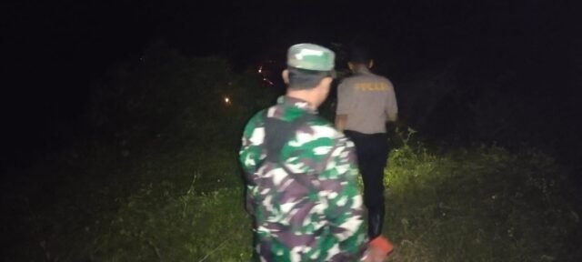 Polisi dan Warga Padamkan Kebakaran Lahan di Belakang Kantor Desa Dukuh