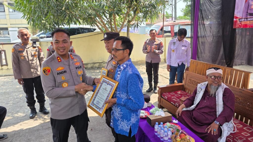 Kapolres Serang Minta Polsek Tirtayasa Pantau Warga Terdampak Kekeringan Kapolres Serang Minta Polsek Tirtayasa Pantau Warga Terdampak Kekeringan