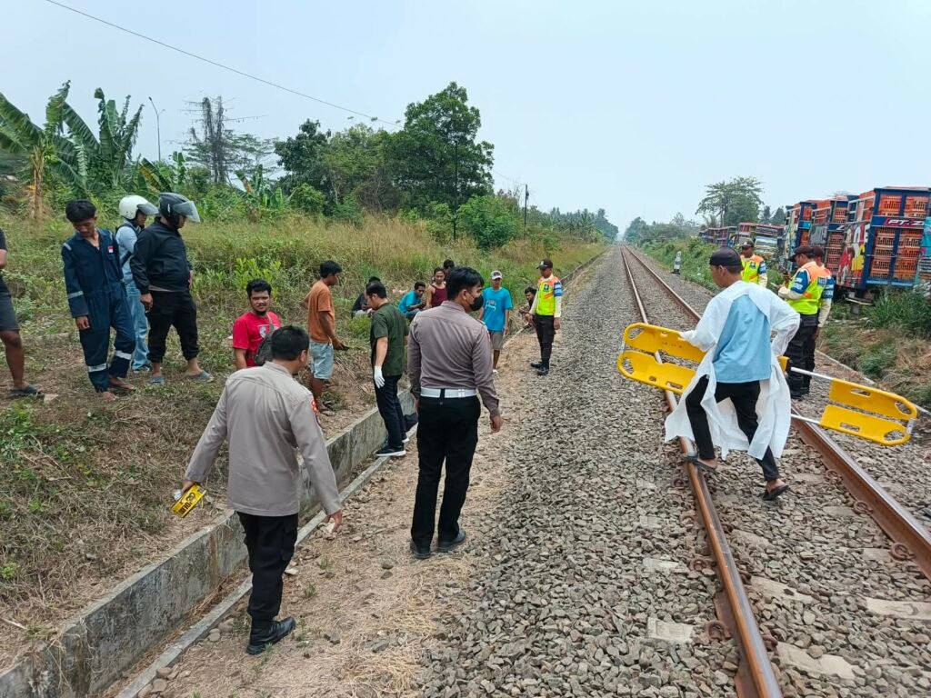 Sopir Truk Tewas Tertabrak Kereta di Perlintasan Bogeg