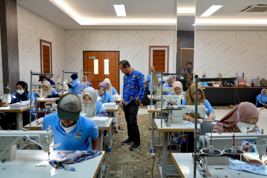 Disnakertrans Serang Latih 32 Warga Menjahit untuk Industri Garmen