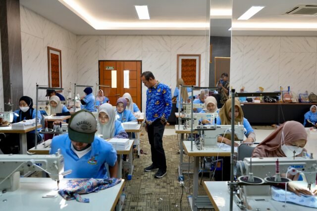 Disnakertrans Serang Latih 32 Warga Menjahit untuk Industri Garmen