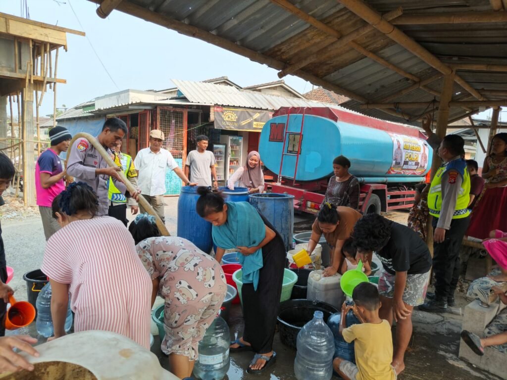 Polsek Cikande Siram Jalan, Salurkan 8.000 Liter Air ke Warga Terdampak Abu Vulkanik