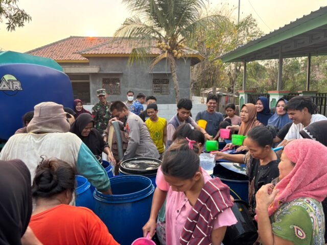 Polres Serang Salurkan 64.000 Liter Air Bersih ke Delapan Kampung