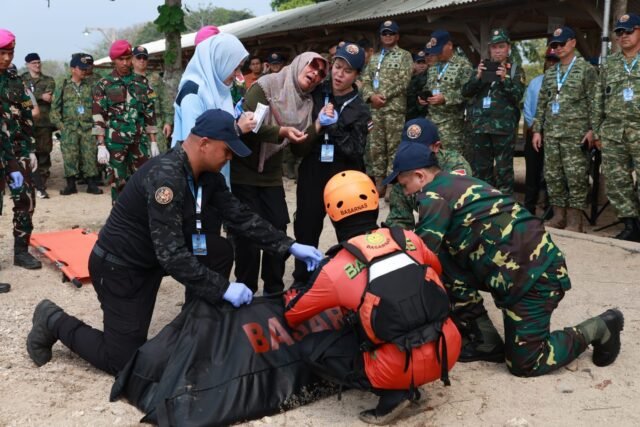 Tim Multinasional Peragakan Operasi Penyelamatan Korban Gempa di Anyer