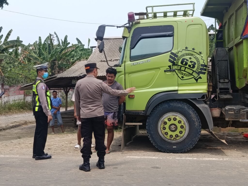 Dump Truk Tambang Parkir di Bahu Jalan, Polisi Turun Menertibkan