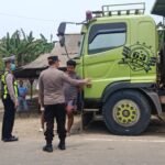 Dump Truk Tambang Parkir di Bahu Jalan, Polisi Turun Menertibkan