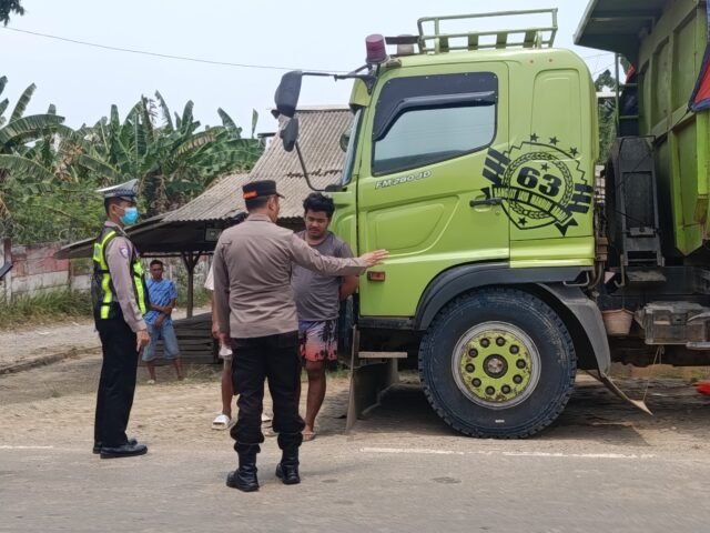 Dump Truk Tambang Parkir di Bahu Jalan, Polisi Turun Menertibkan