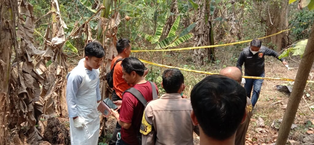 Pria Tanpa Identitas Ditemukan Tewas di Kebun Dekat KUA Tunjung Teja