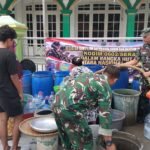 Warga Kesabilan Kesulitan Air Bersih, Koramil Pontang Salurkan Bantuan