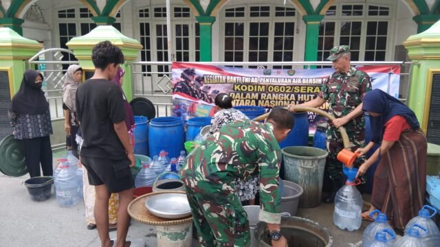 Warga Kesabilan Kesulitan Air Bersih, Koramil Pontang Salurkan Bantuan
