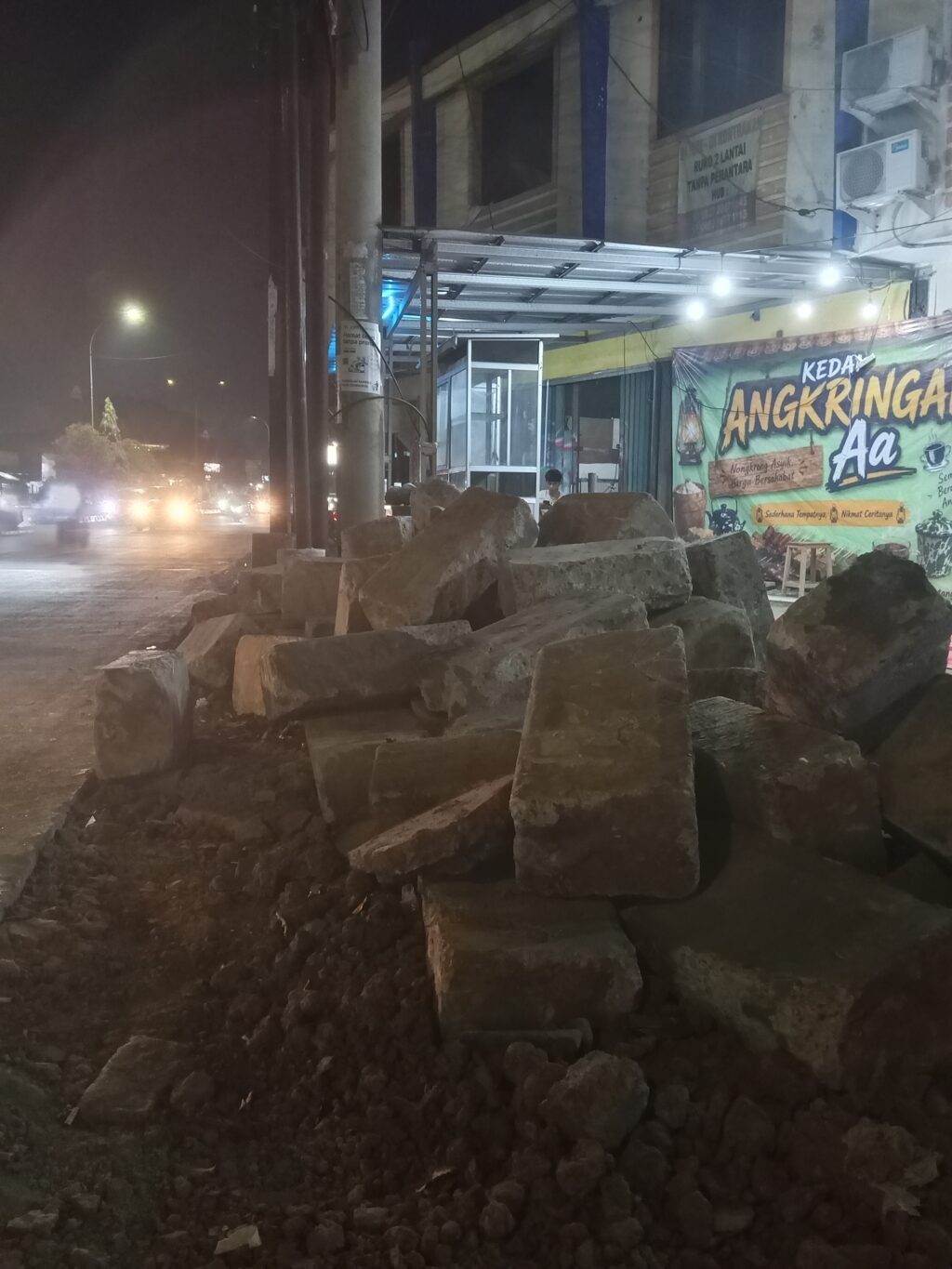 Pembangunan Trotoar Ganggu UMKM di Jalur Kiajurum Sempu-Boru