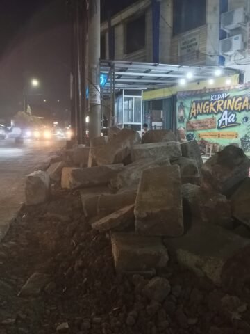 Pembangunan Trotoar Ganggu UMKM di Jalur Kiajurum Sempu-Boru