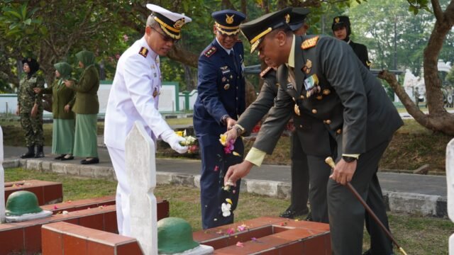 Danrem 064/MY Pimpin Ziarah Nasional HUT ke-81 TNI di TMP Ciceri
